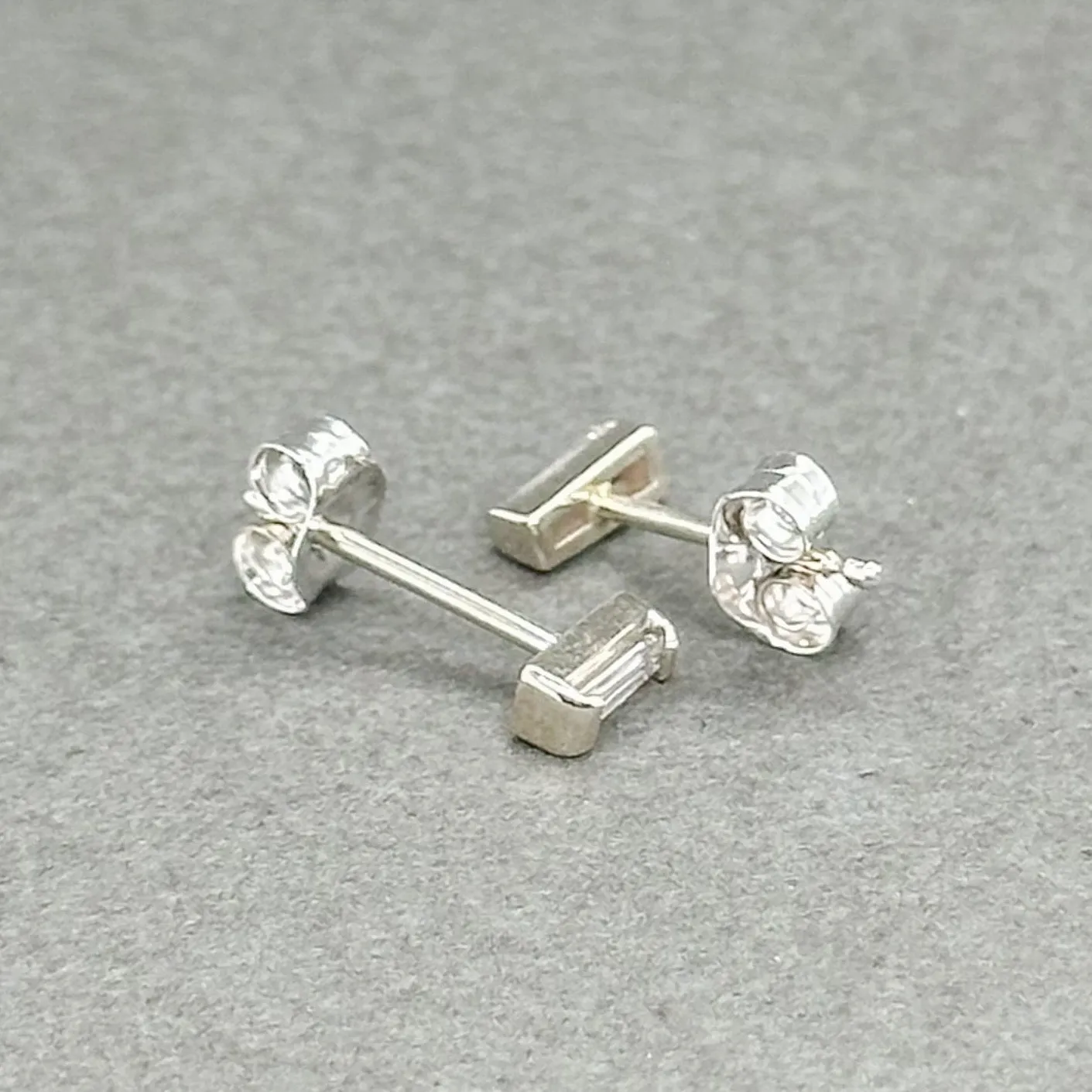 Estate 14K W Gold 0.13ctw G-H/VS1-2 Baguette Diamond Stud Earrings